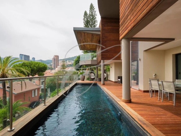 Vue de la piscine et terrasse d'une villa contemporaine à Roquebrune-Cap-Martin.