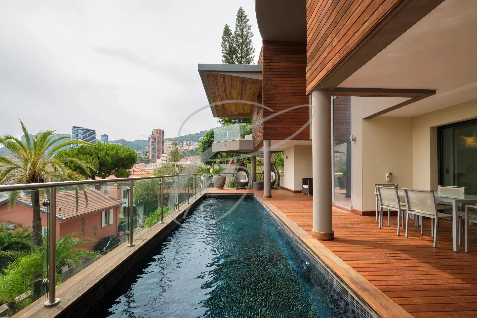 Vue de la piscine et terrasse d'une villa contemporaine à Roquebrune-Cap-Martin.