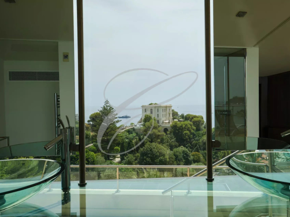Vue depuis l'intérieur d'une villa contemporaine surplombant le Monte Carlo Country Club et la villa 'La Vigie'.