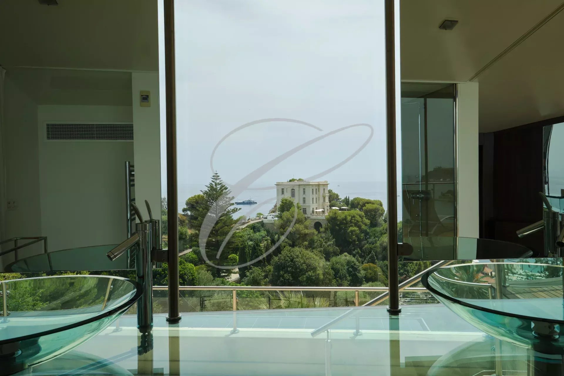 Vue depuis l'intérieur d'une villa contemporaine surplombant le Monte Carlo Country Club et la villa 'La Vigie'.