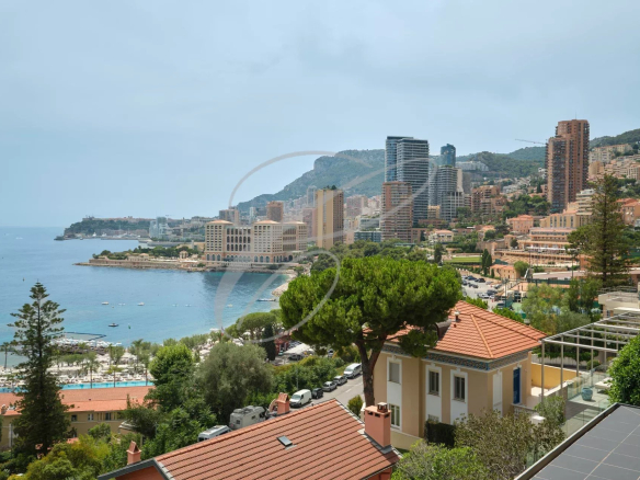 Vue panoramique sur Roquebrune-Cap-Martin et la mer Méditerranée depuis une villa contemporaine.