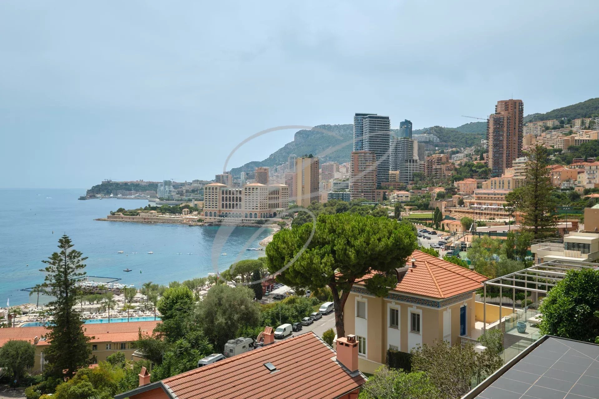 Vue panoramique sur Roquebrune-Cap-Martin et la mer Méditerranée depuis une villa contemporaine.