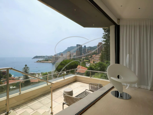Vue sur la mer et la ville depuis une villa contemporaine à Roquebrune-Cap-Martin.