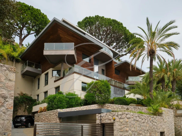 Villa contemporaine de luxe avec jardin et piscine à Roquebrune-Cap-Martin, surplombant le Monte Carlo Country Club.