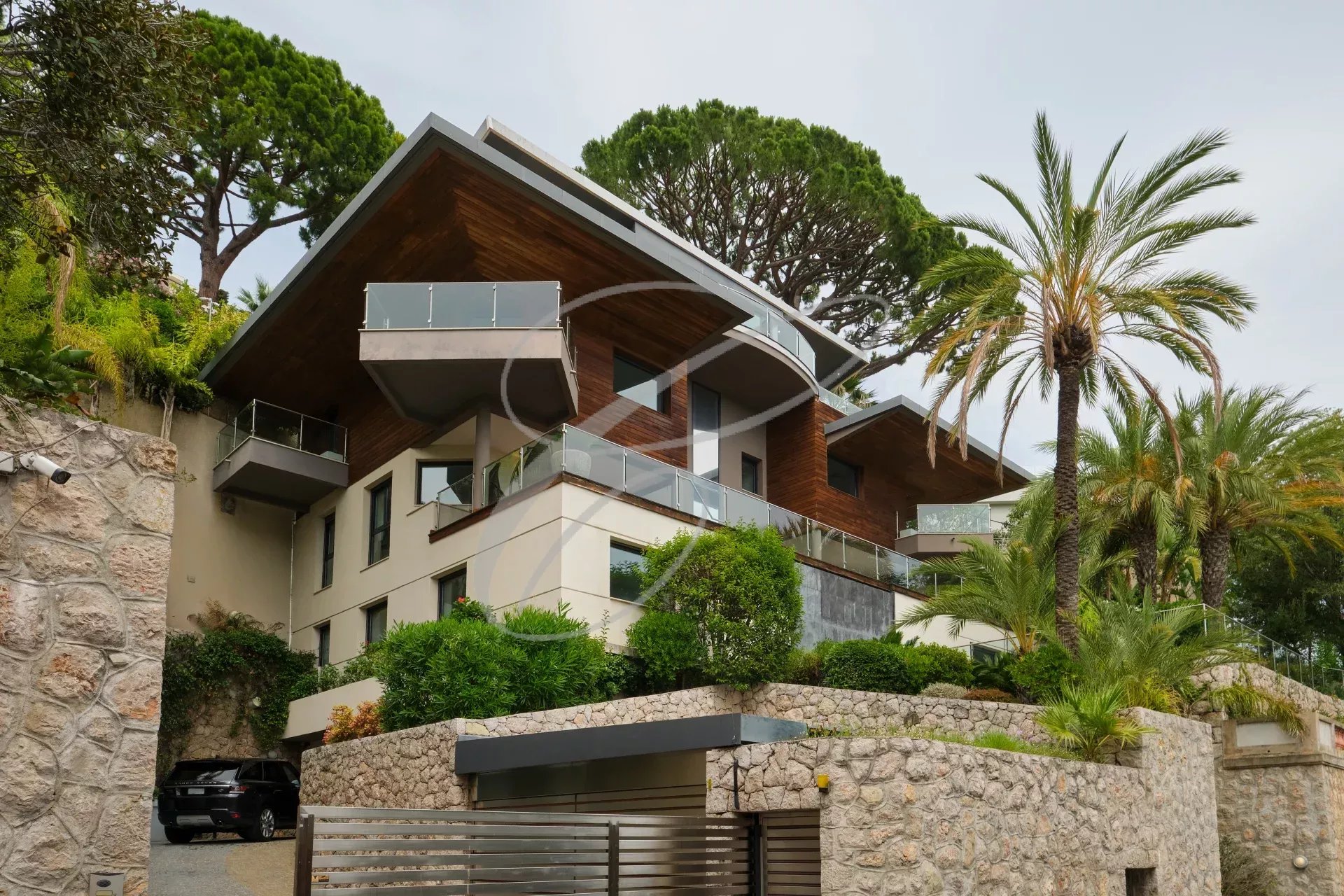 Villa contemporaine de luxe avec jardin et piscine à Roquebrune-Cap-Martin, surplombant le Monte Carlo Country Club.
