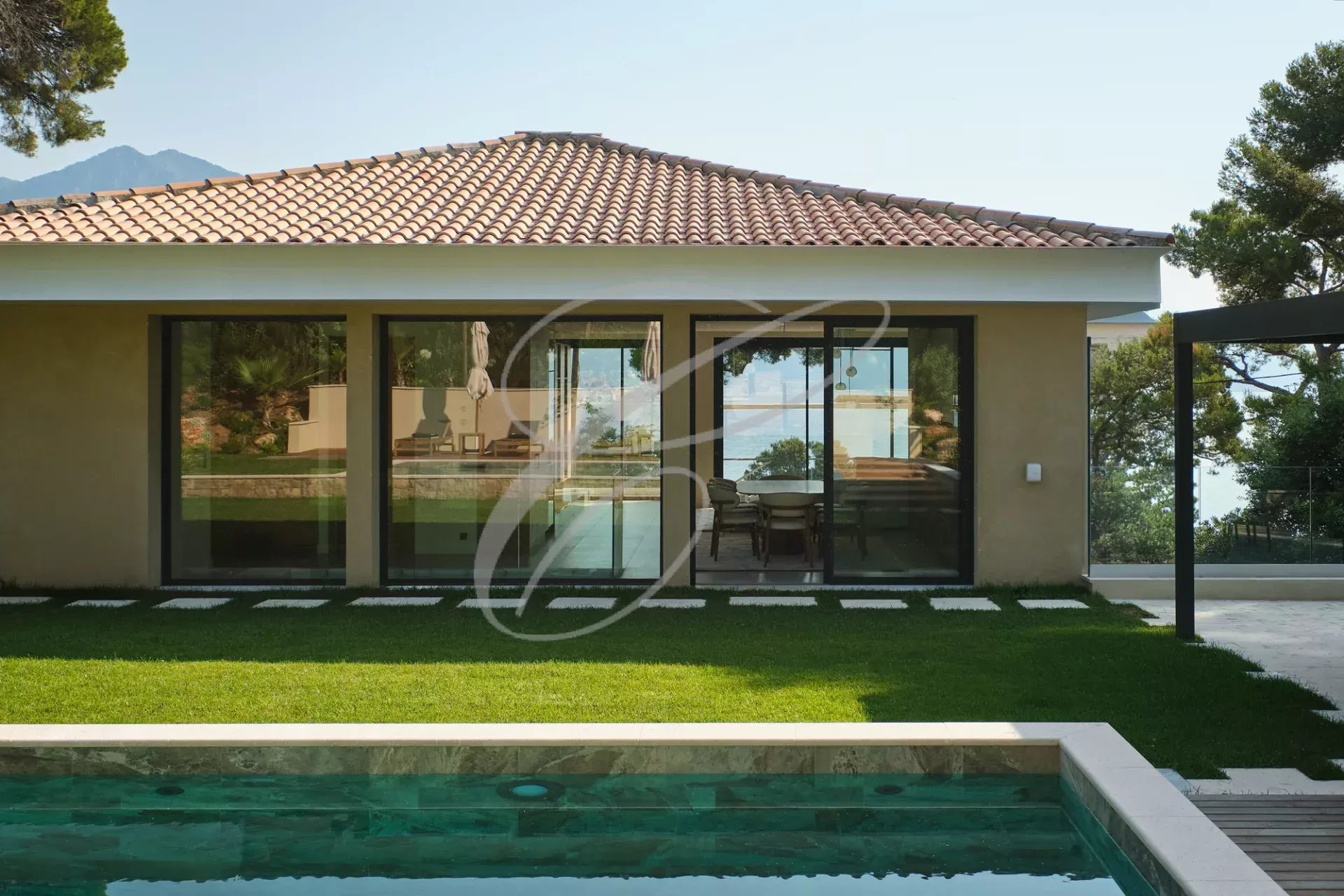 Luxury villa in Roquebrune-Cap-Martin Luxuriously renovated villa with swimming pool and garden in Roquebrune-Cap-Martin.