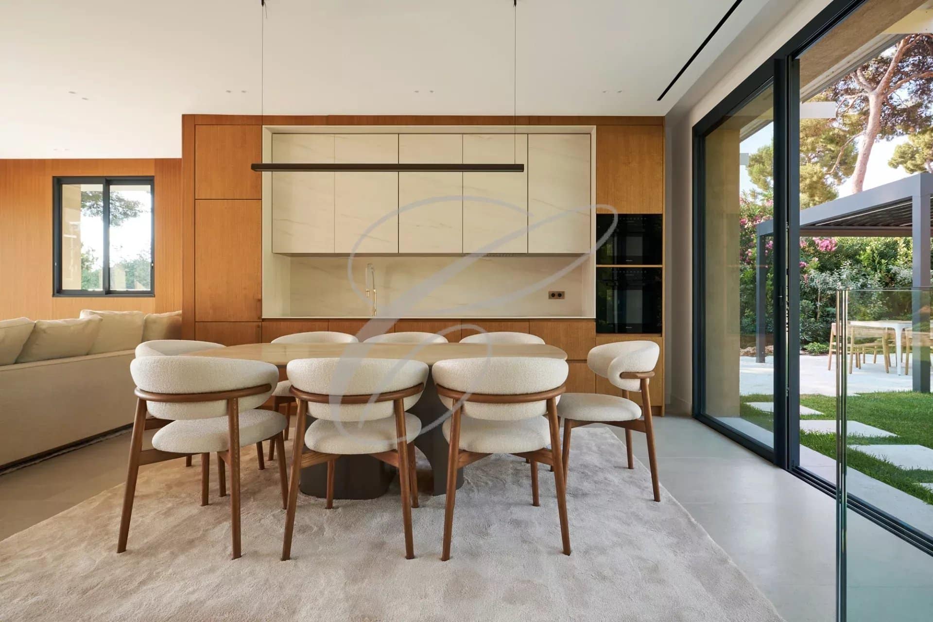 Interior of a luxury villa in Roquebrune-Cap-Martin Interior of a luxury villa with dining room and fully equipped kitchen, overlooking the garden.