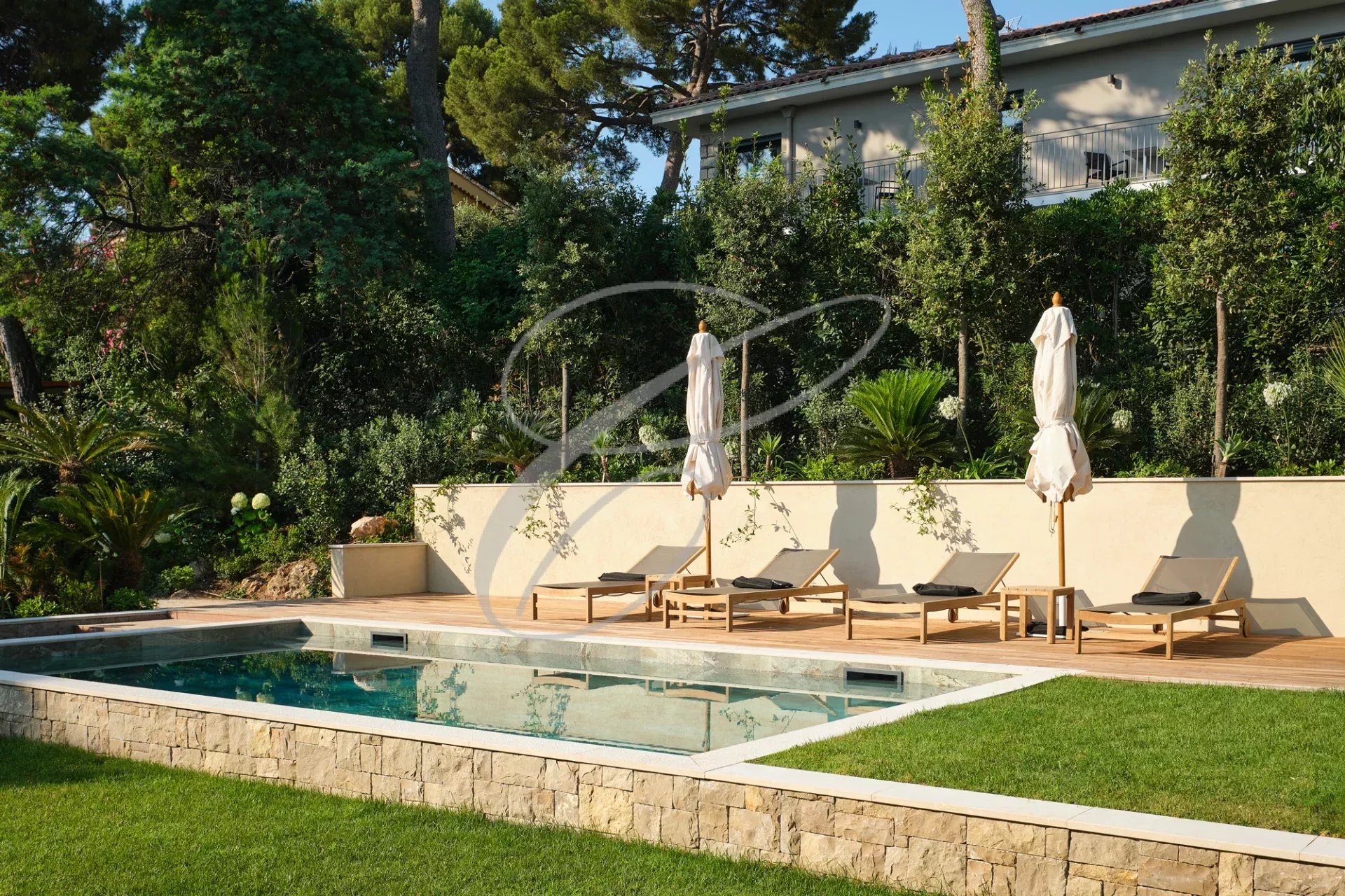 Luxury villa with swimming pool in Roquebrune-Cap-Martin Luxuriously renovated villa with swimming pool and sun loungers in a green garden in Roquebrune-Cap-Martin.