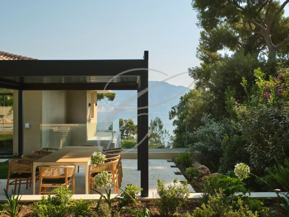 Luxuriously renovated villa with garden and sea view in Roquebrune-Cap-Martin.