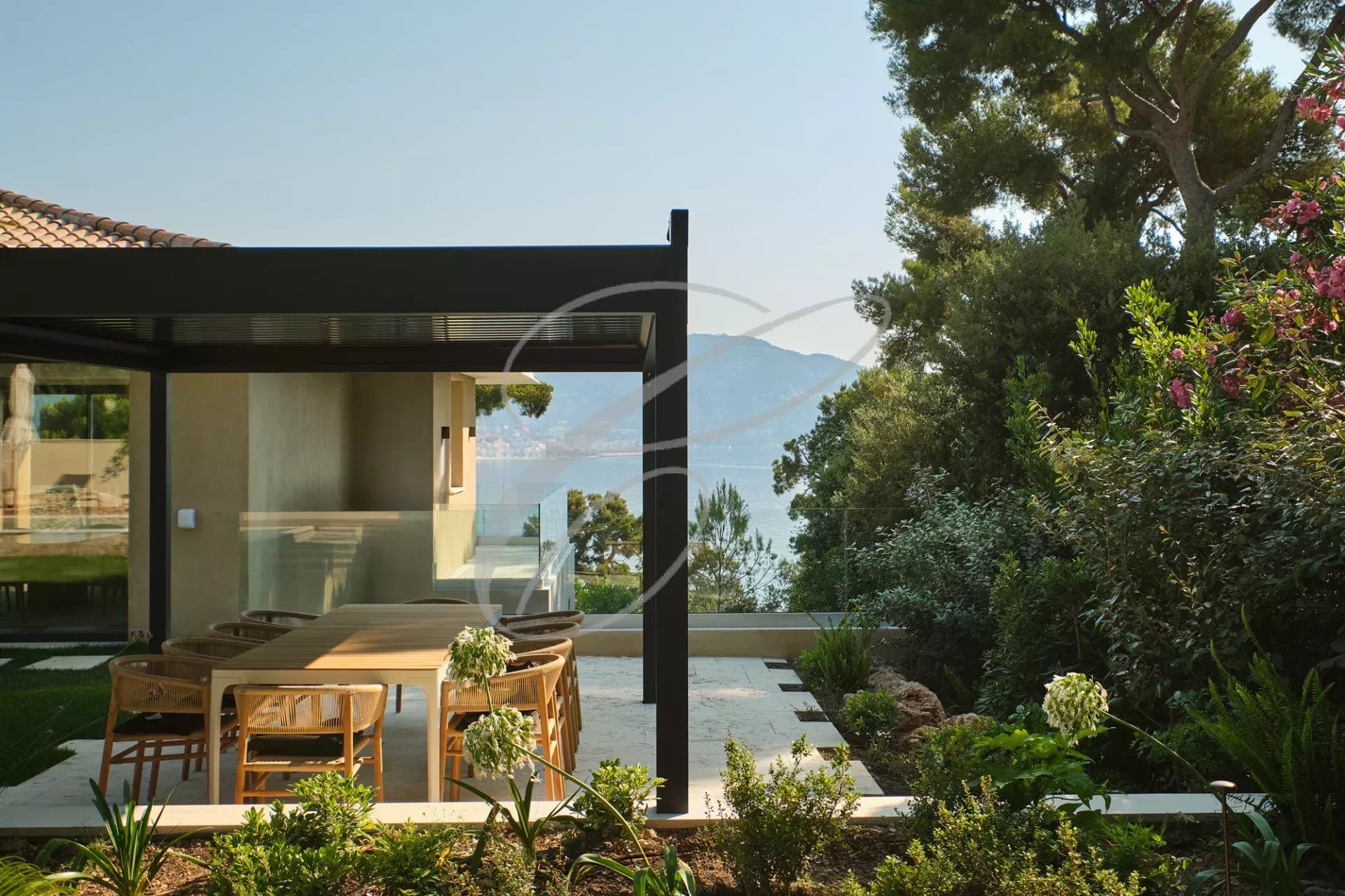 Luxury villa in Roquebrune-Cap-Martin Luxuriously renovated villa with garden and sea view in Roquebrune-Cap-Martin.