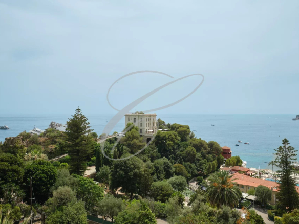 Vue panoramique sur la villa La Vigie et la mer depuis un domaine privé à Roquebrune-Cap-Martin.