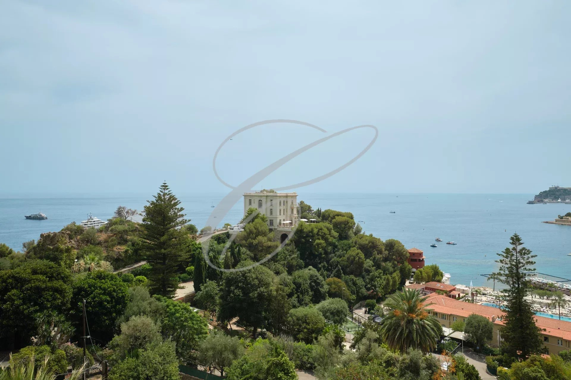 Vue panoramique sur la villa La Vigie et la mer depuis un domaine privé à Roquebrune-Cap-Martin.