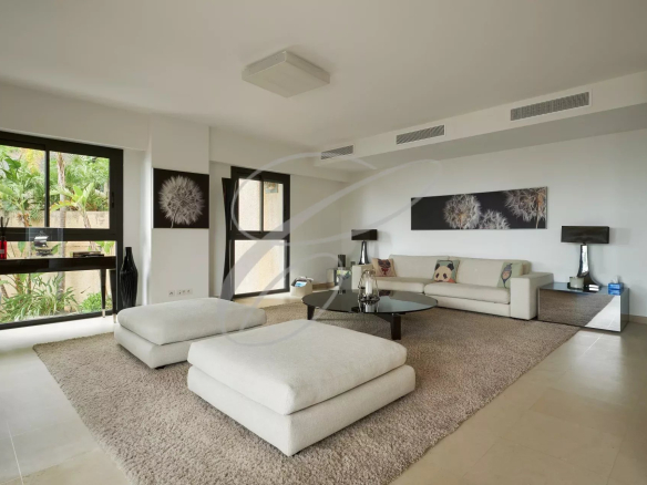 Intérieur d'une villa contemporaine avec salon spacieux et mobilier moderne.