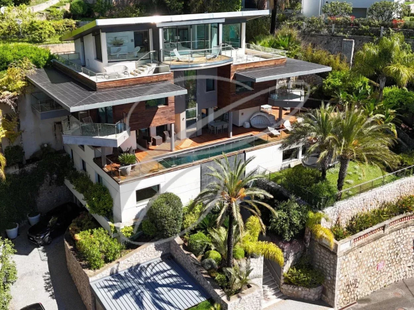Vue aérienne d'une villa contemporaine avec piscine et jardin à Roquebrune-Cap-Martin.