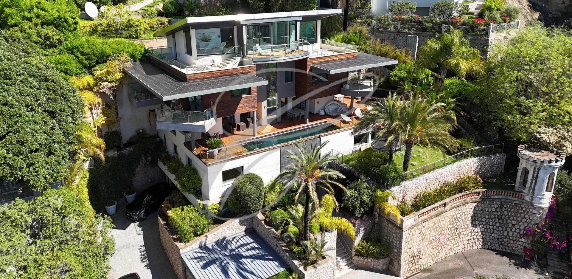 Vue aérienne d'une villa contemporaine avec piscine et jardin à Roquebrune-Cap-Martin.