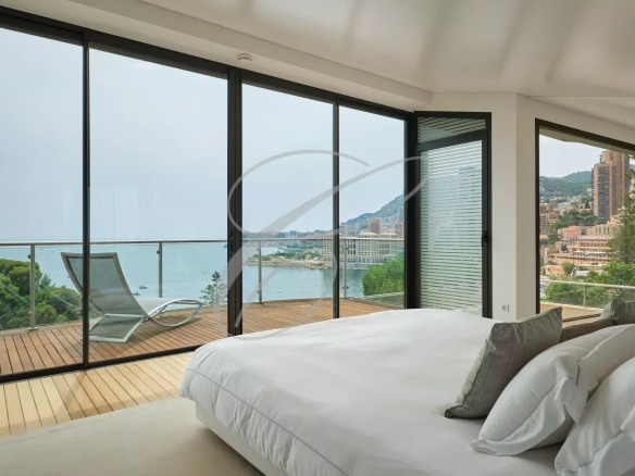 Chambre d'une villa contemporaine avec vue sur la mer et Monaco.