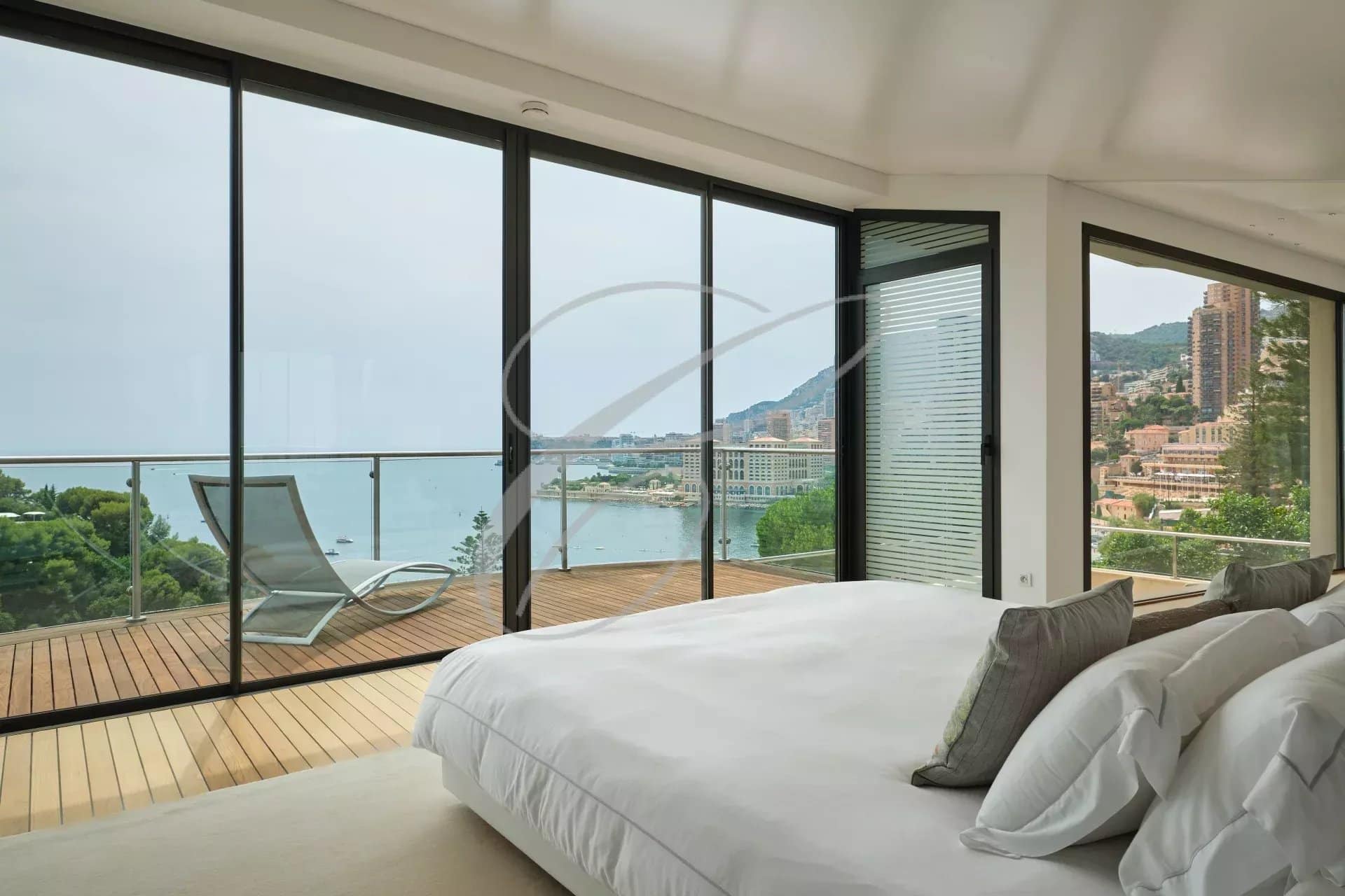 Chambre d'une villa contemporaine avec vue sur la mer et Monaco.
