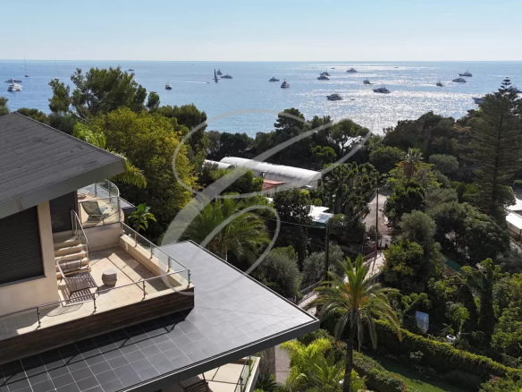 Vue aérienne d'une villa contemporaine à Roquebrune-Cap-Martin avec la mer en arrière-plan.