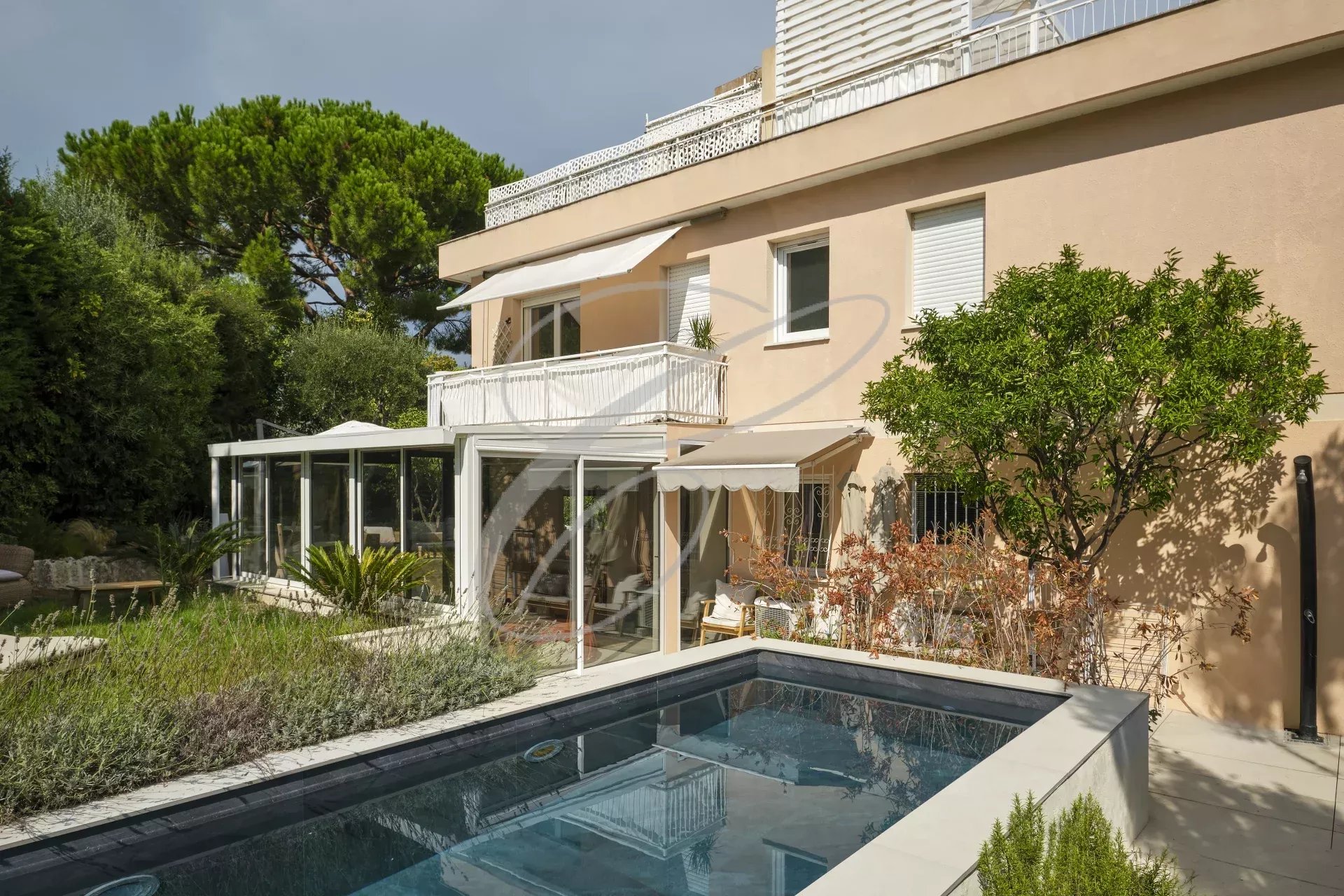 Renovated apartment with garden and swimming pool 3-room apartment with garden and swimming pool in Roquebrune-Cap-Martin.