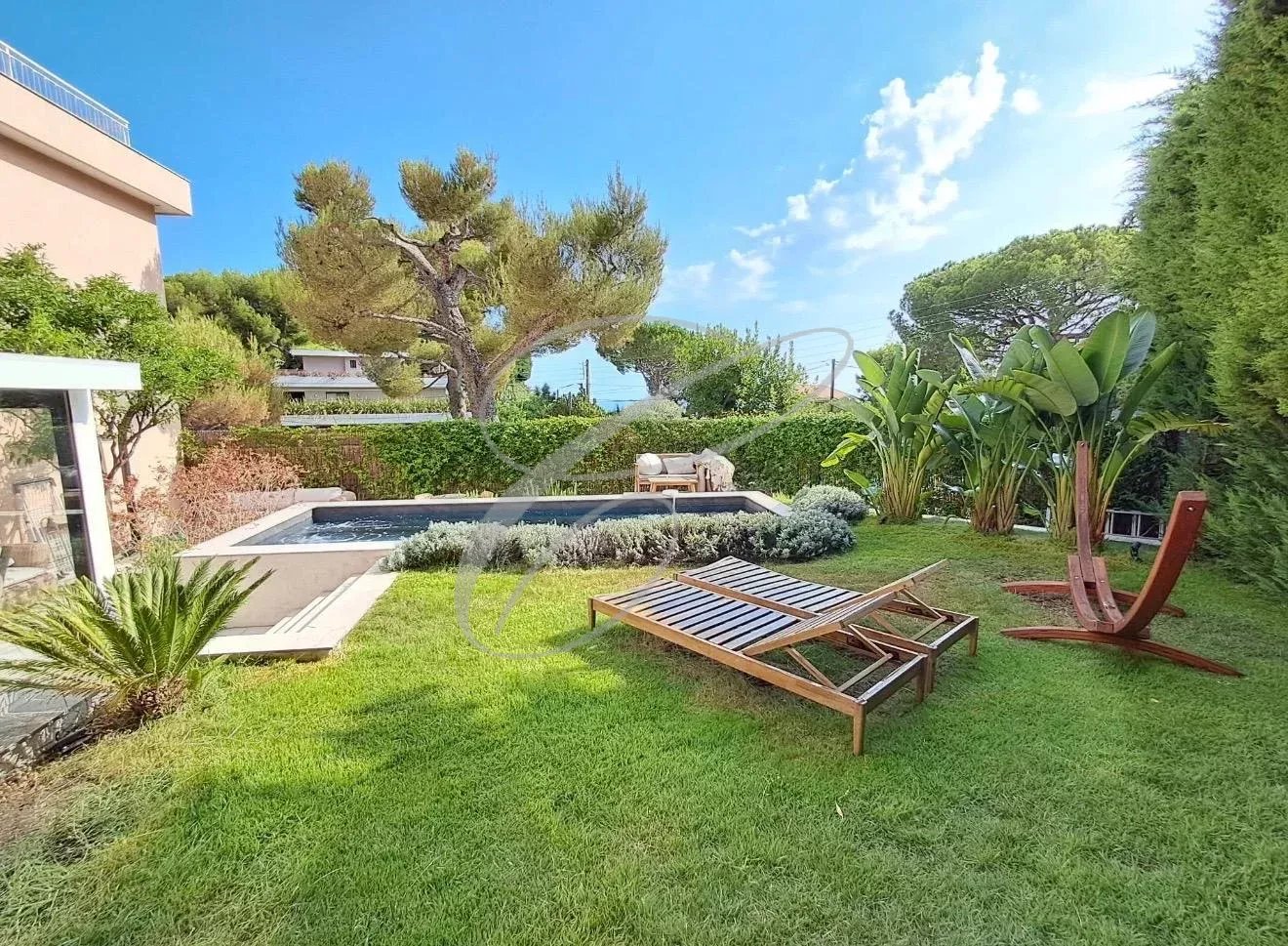 Garden with swimming pool in Roquebrune-Cap-Martin Private garden with swimming pool and sun loungers in an apartment in Roquebrune-Cap-Martin.
