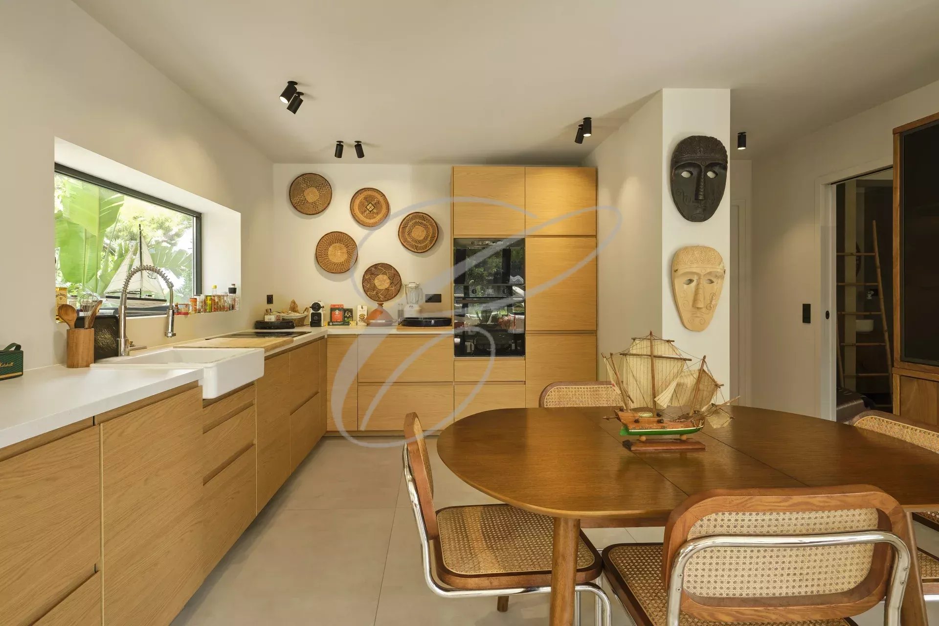 Kitchen of an apartment in Roquebrune-Cap-Martin Modern kitchen with dining table in a renovated apartment in Roquebrune-Cap-Martin.