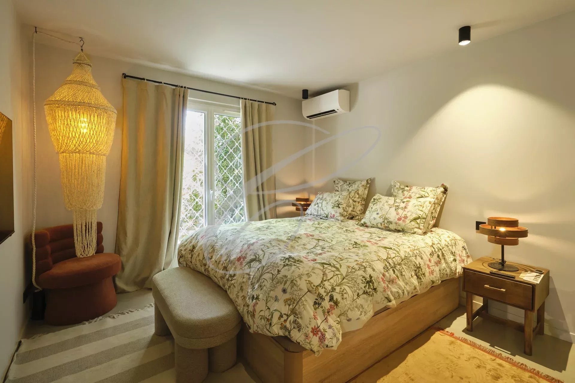 Renovated apartment room Room in a renovated apartment with a double bed, floral decor and access to the outside.