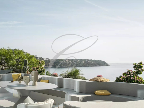 Terrasse d'une villa contemporaine avec vue sur la mer à Roquebrune-Cap-Martin.