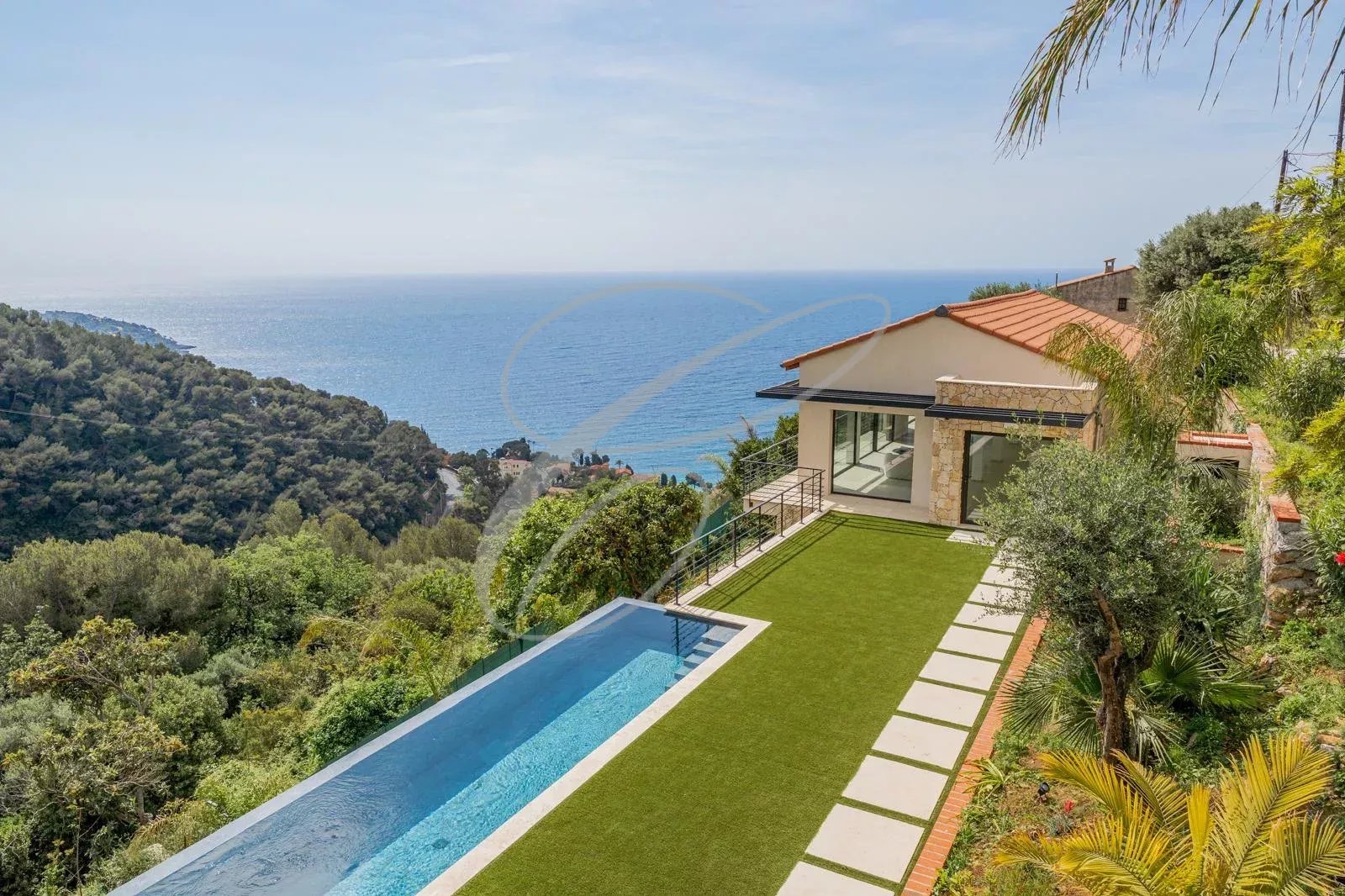 Villa avec piscine à Roquebrune-Cap-Martin Villa moderne avec piscine à débordement et vue mer à Roquebrune-Cap-Martin.