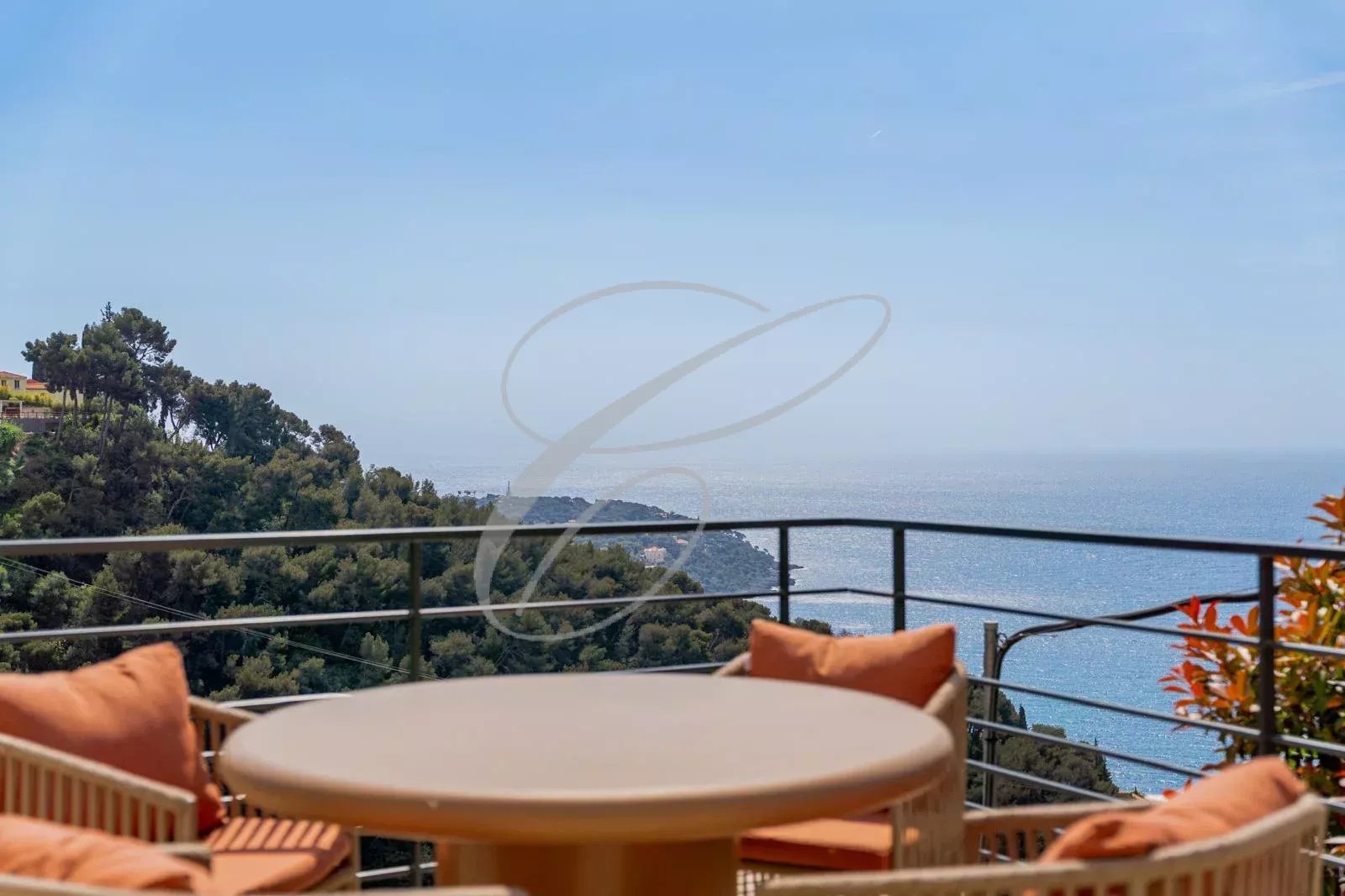 Villa à Roquebrune-Cap-Martin avec vue mer Vue panoramique sur la mer depuis une terrasse avec mobilier de jardin.