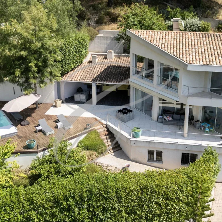 Luxury real estate photo | Charming Properties