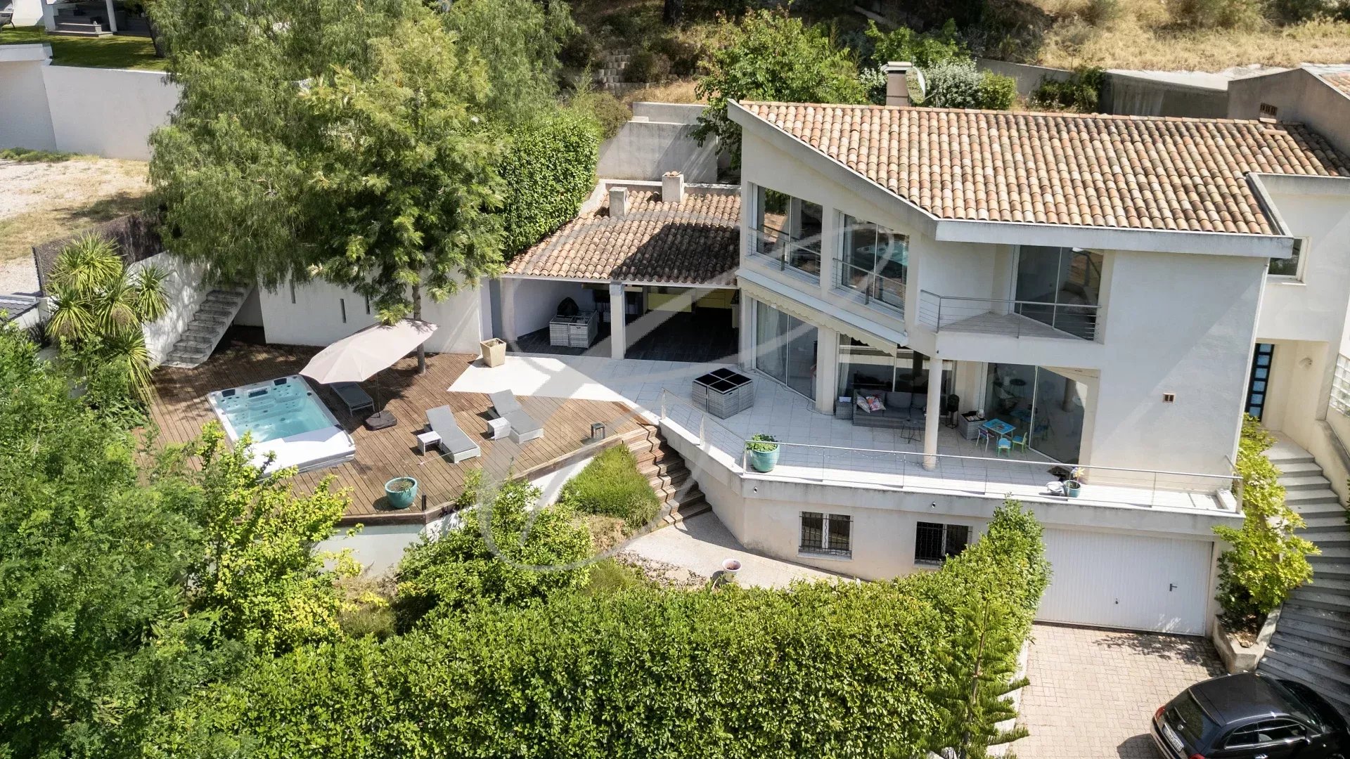 Villa moderne avec vue mer à Roquebrune-Cap-Martin Villa moderne avec vue sur la mer et collines, terrasses, jacuzzi et piscine possible à Roquebrune-Cap-Martin.