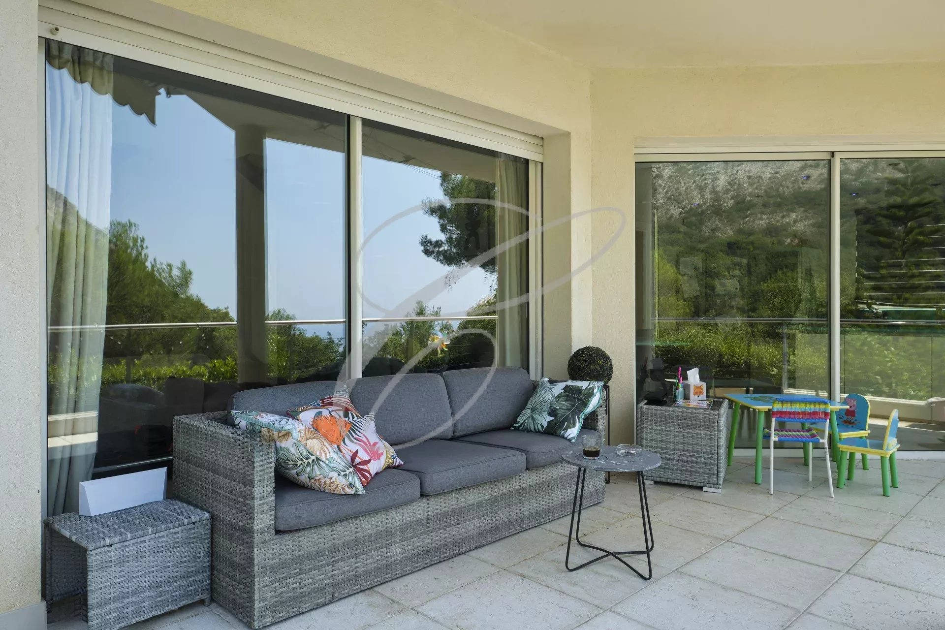 Terrasse de villa moderne à Roquebrune-Cap-Martin Terrasse d'une villa moderne avec mobilier de jardin et vue sur la nature à Roquebrune-Cap-Martin.