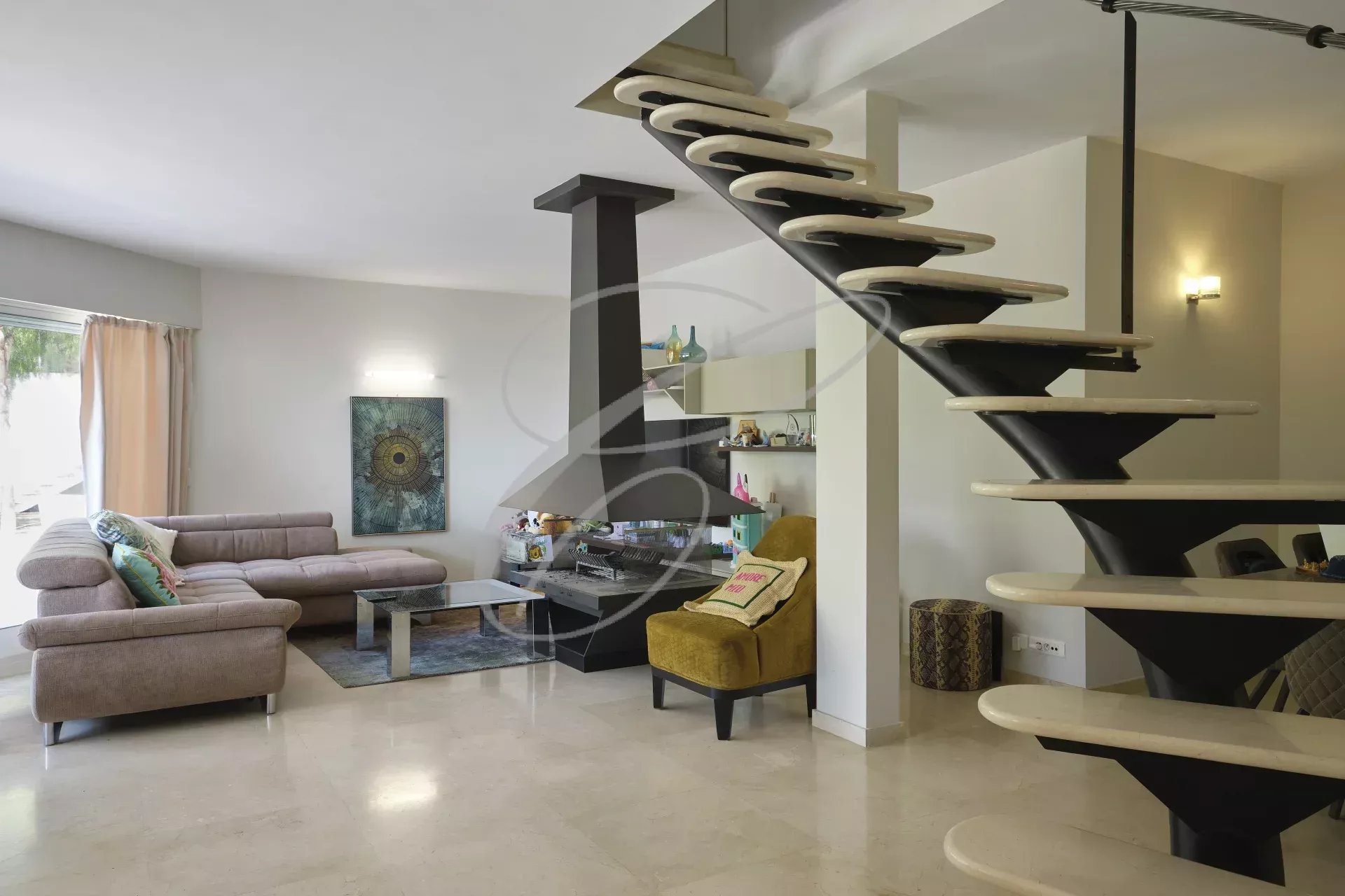 Intérieur d’une villa moderne Intérieur d'une villa moderne avec salon, escalier design et décoration contemporaine.