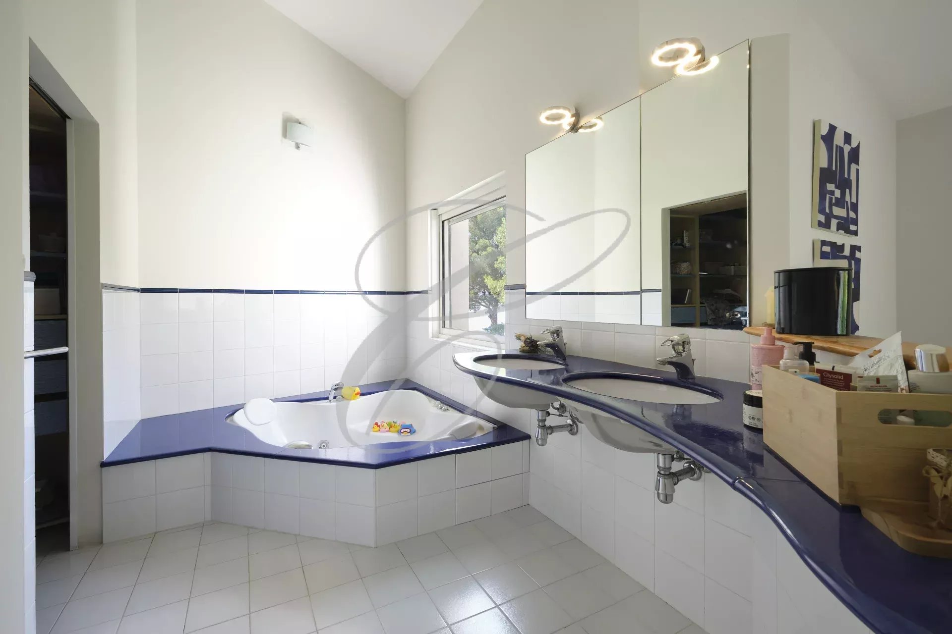 Salle de bains moderne Salle de bains moderne avec baignoire et double vasque dans une villa.