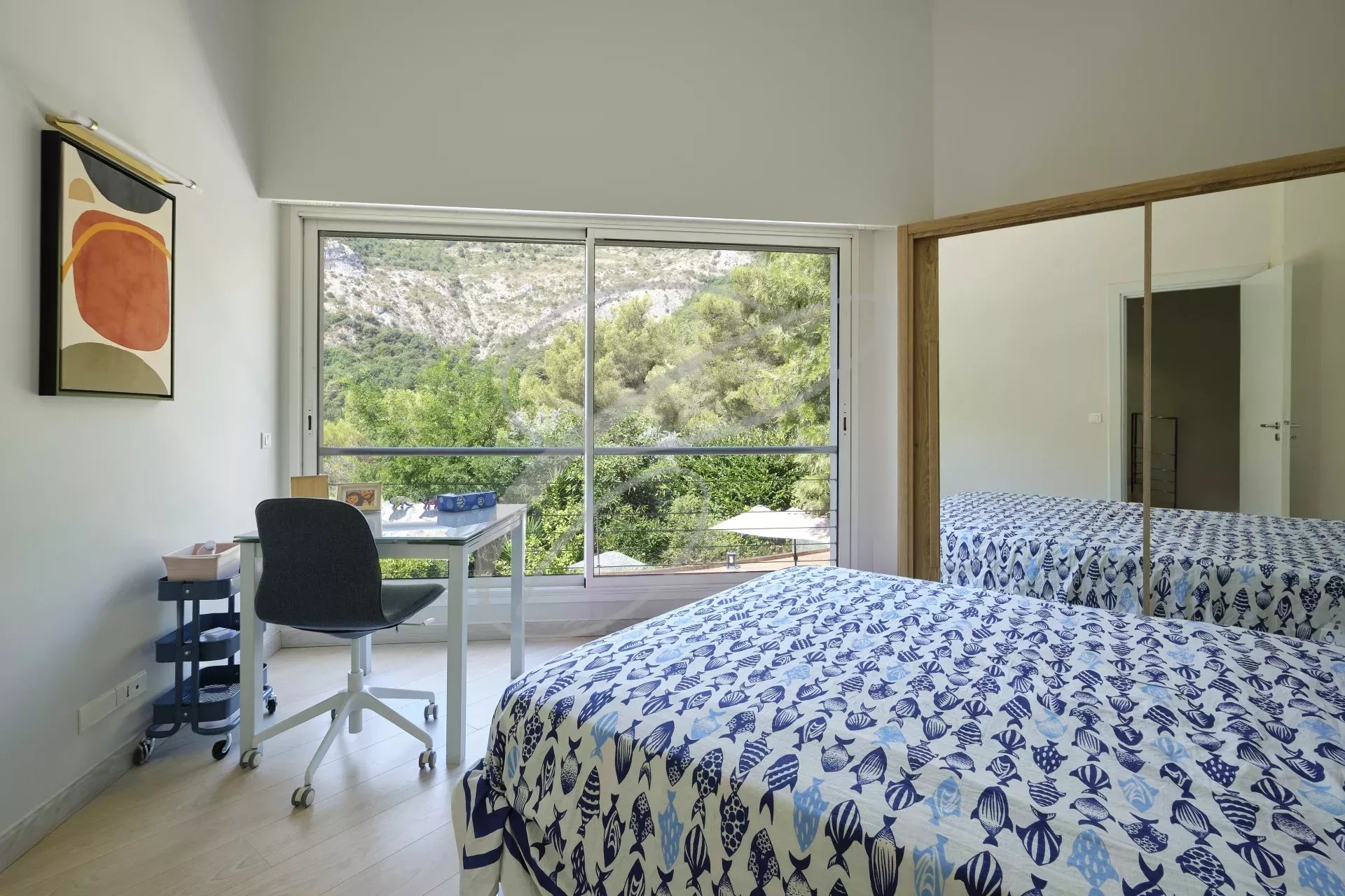 Chambre moderne avec vue Chambre d'une villa moderne avec vue sur la nature, fenêtres larges et décoration simple.