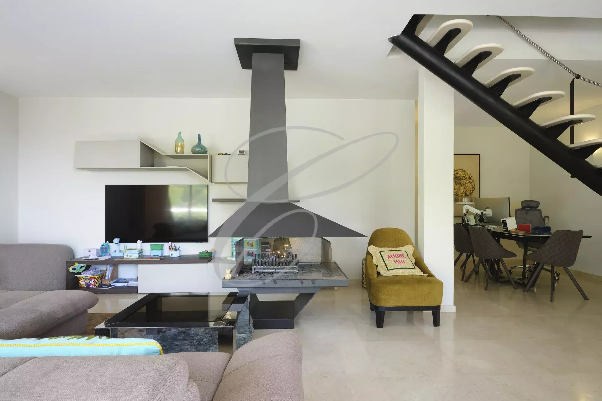 Intérieur d’une villa moderne Intérieur d'une villa moderne avec cheminée, salon et bureau.