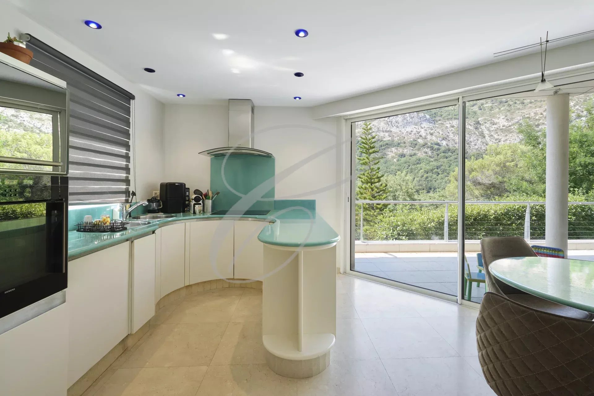 Cuisine moderne dans une villa à Roquebrune-Cap-Martin Cuisine moderne ouverte avec vue sur la nature, équipée et lumineuse.