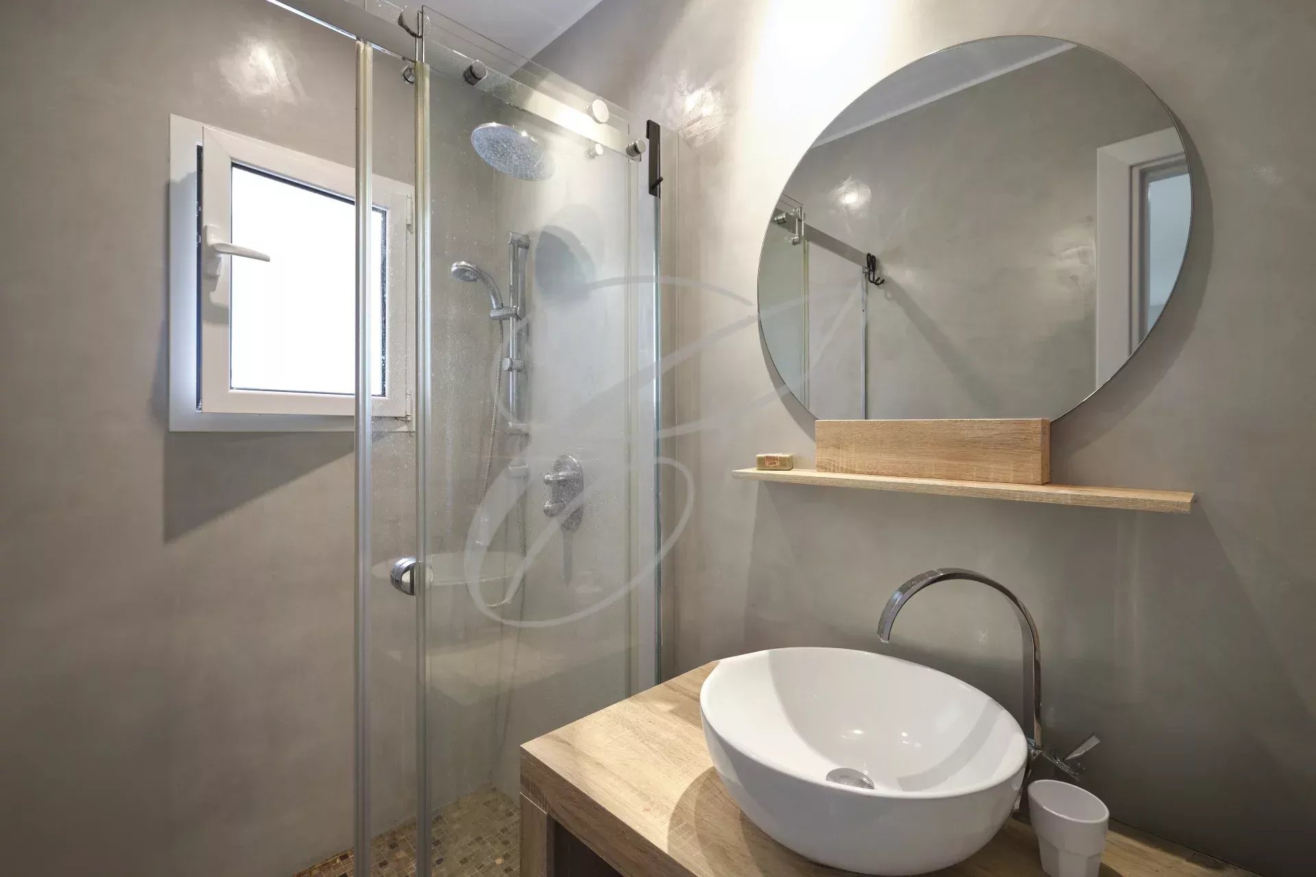 Salle de bain moderne Salle de bain moderne avec douche en verre et lavabo design.