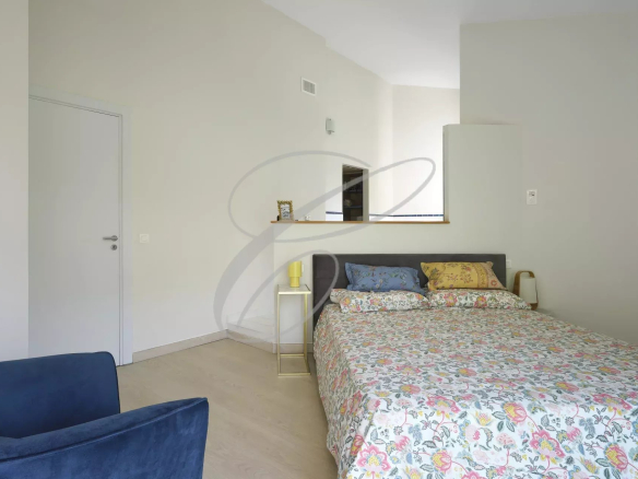 Chambre d'une villa moderne avec lit double et décoration florale