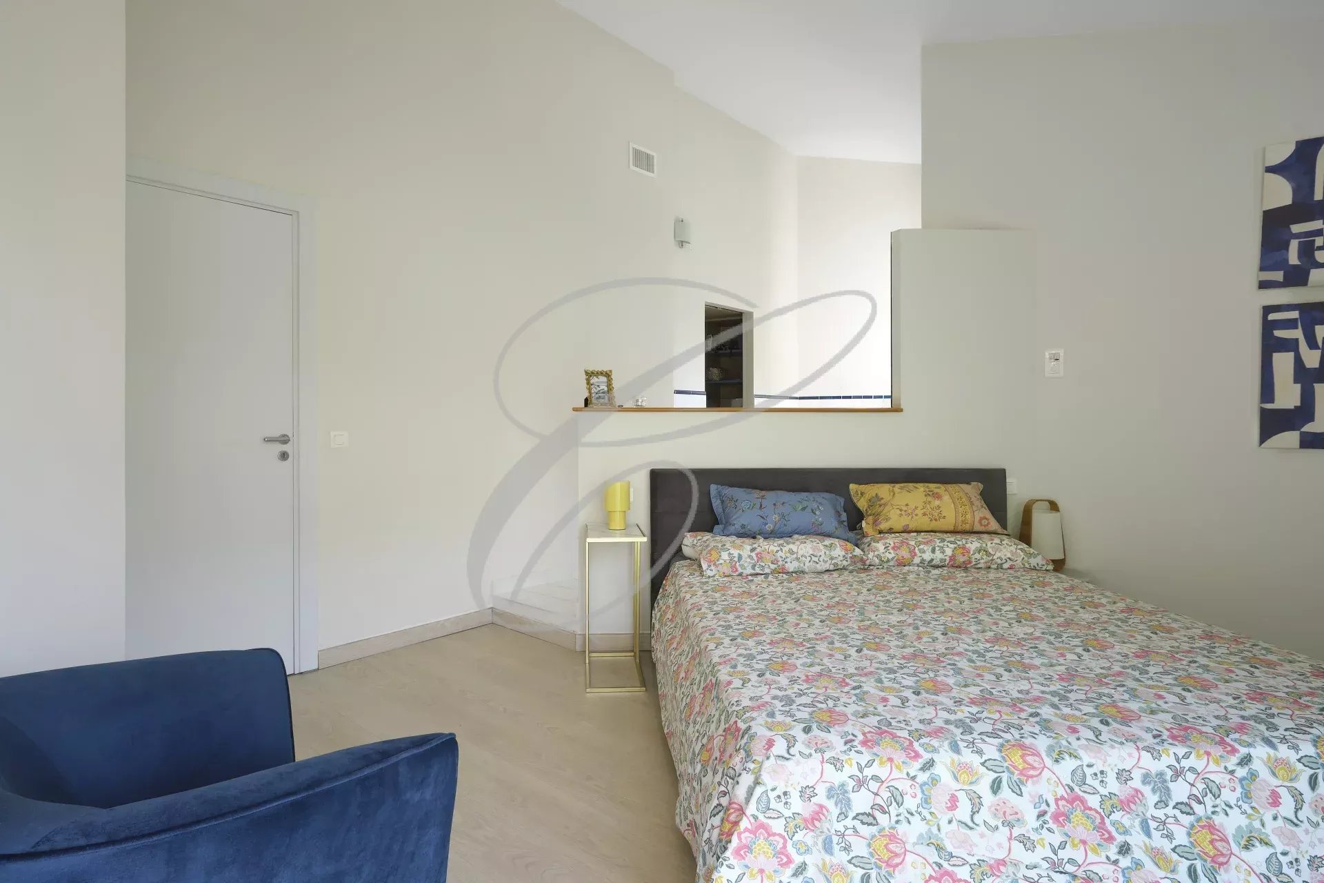 Chambre d’une villa moderne Chambre d'une villa moderne avec lit double et décoration florale