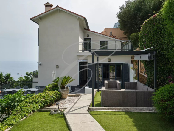 Modern villa with swimming pool and garden in Roquebrune-Cap-Martin, panoramic sea view.