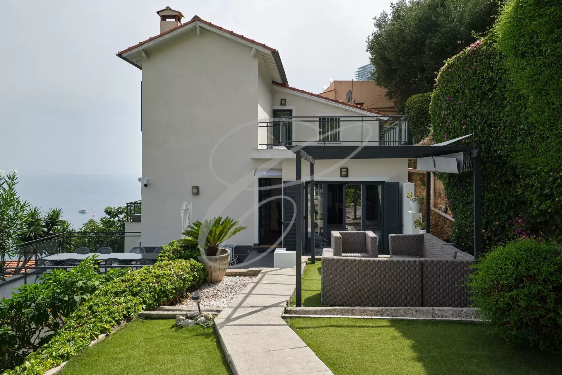Villa in Roquebrune-Cap-Martin Modern villa with swimming pool and garden in Roquebrune-Cap-Martin, panoramic sea view.
