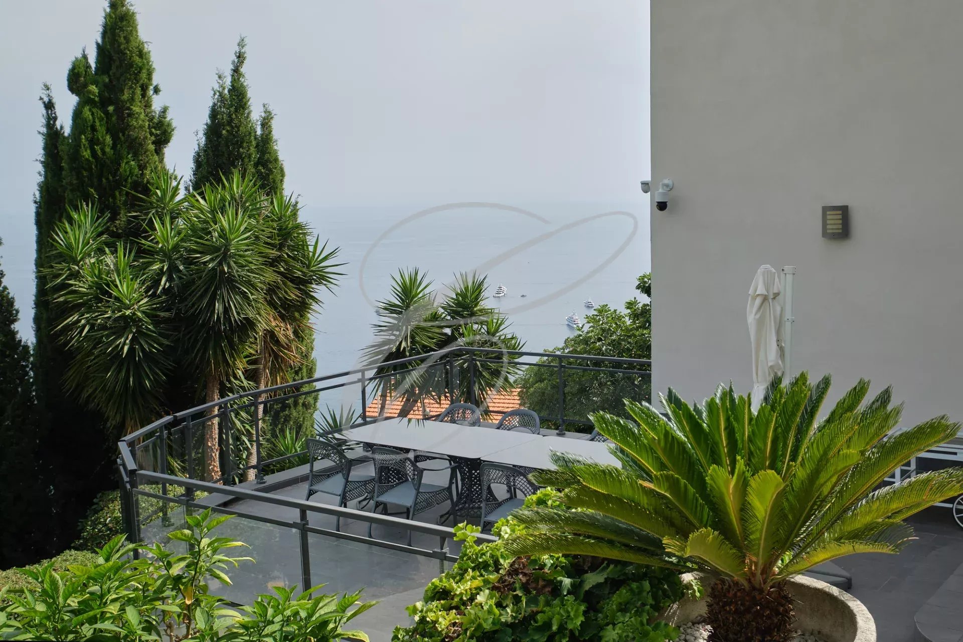 Villa in Roquebrune-Cap-Martin View of the villa with pool and garden in Roquebrune-Cap-Martin, sea view in the background.