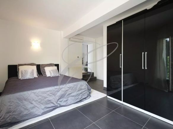Room in a modern villa with double bed and wardrobe, Roquebrune-Cap-Martin.