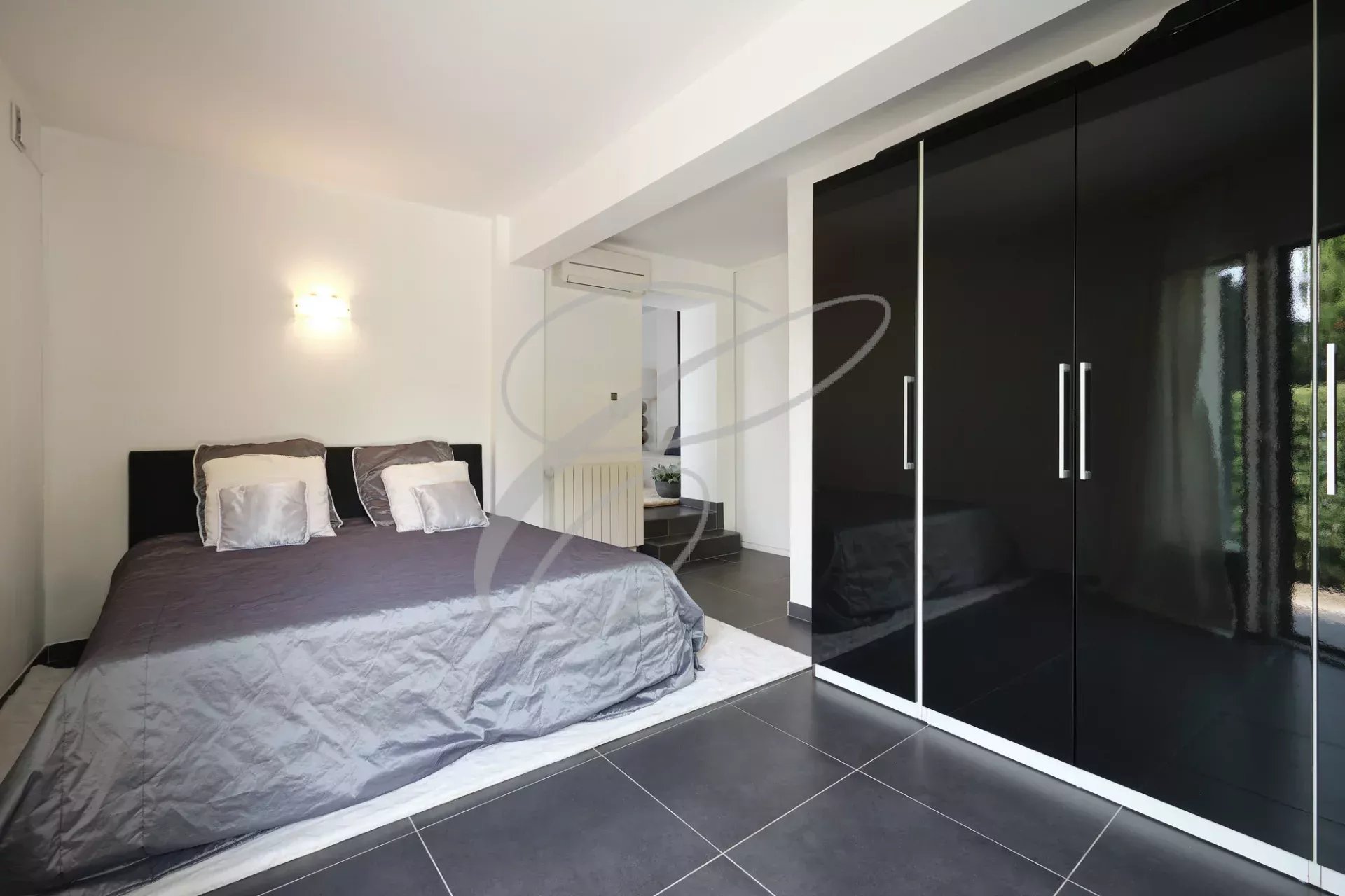 Villa room in Roquebrune-Cap-Martin Room in a modern villa with double bed and wardrobe, Roquebrune-Cap-Martin.