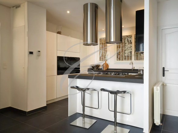 Modern kitchen with bar and equipment, in a villa in Roquebrune-Cap-Martin.