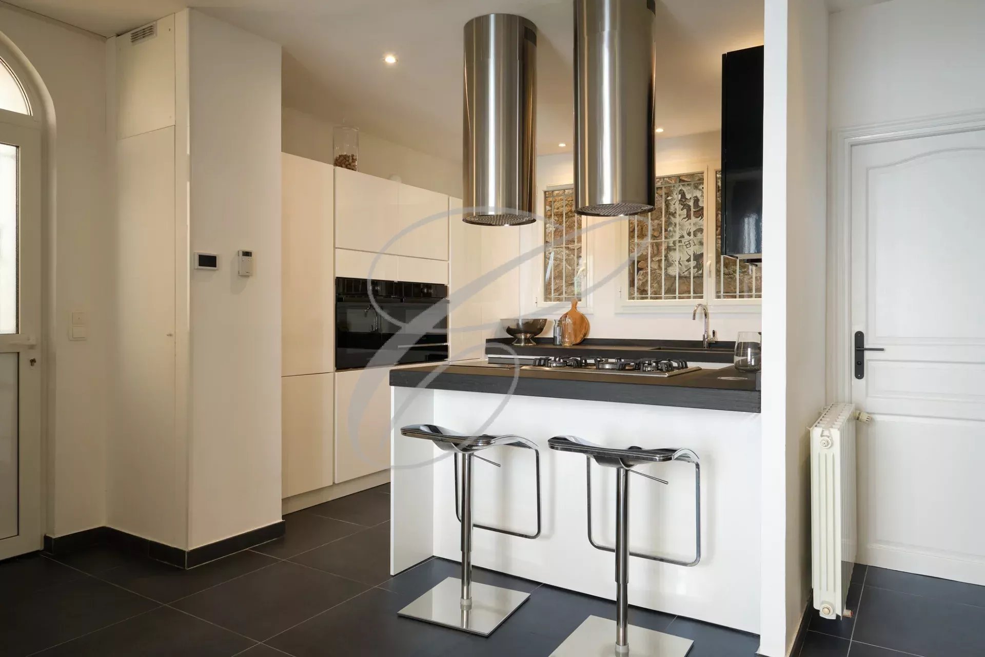 Villa kitchen in Roquebrune-Cap-Martin Modern kitchen with bar and equipment, in a villa in Roquebrune-Cap-Martin.
