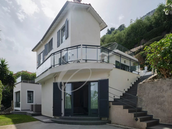 Modern villa with swimming pool and garden in Roquebrune-Cap-Martin, panoramic sea view.