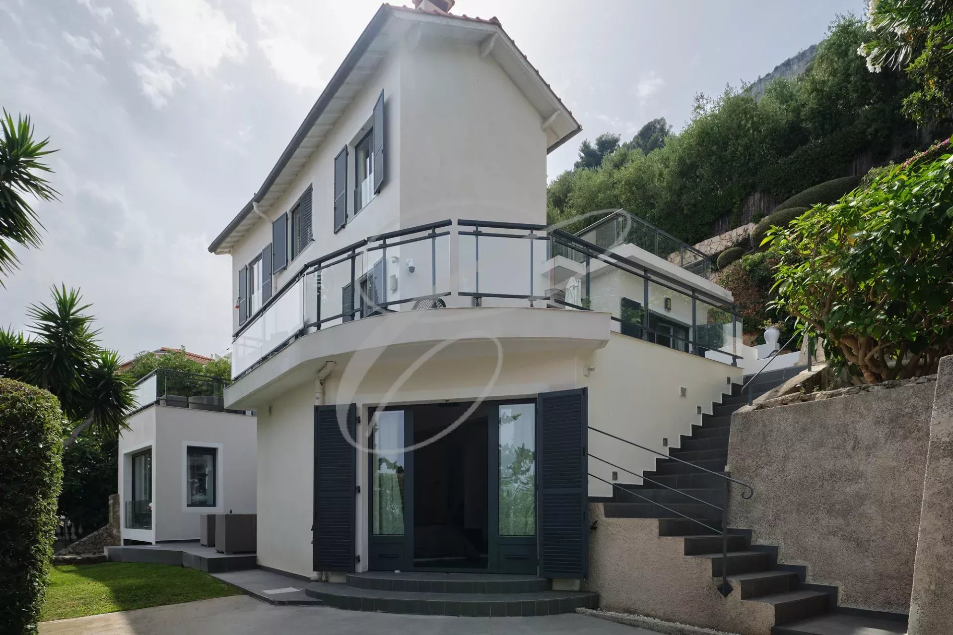 Villa in Roquebrune-Cap-Martin Modern villa with swimming pool and garden in Roquebrune-Cap-Martin, panoramic sea view.