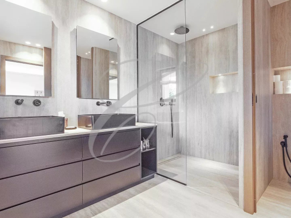 Salle de bain moderne avec douche à l'italienne et meuble vasque en bois.
